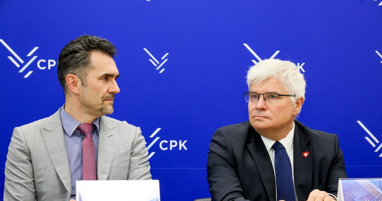 Pełnomocnik rządu ds. CPK Maciej Lasek (P) oraz wiceminister infrastruktury Piotr Malepszak (L) / 	Albert Zawada /PAP