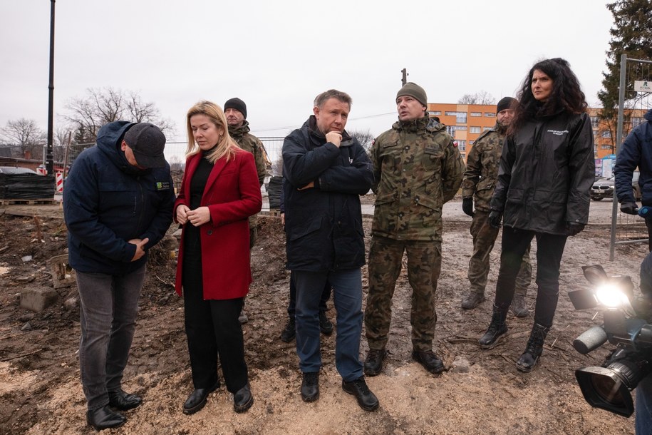 Pełnomocnik rządu ds. odbudowy po powodzi Marcin Kierwiński (4L), burmistrz Stronia Śląskiego Dariusz Chromiec (L), wojewoda dolnośląska Anna Żabska (P) i sekretarz stanu w KPRM Magdalena Roguska (2L) podczas wizyty w miejscu budowy przeprawy tymczasowej na drodze wojewódzkiej w Stroniu Śląskim