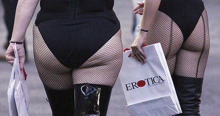 Pełnych kształtów kobiety promują wystawę "Erotica", Londyn 2005 r. /Getty Images/Flash Press Media