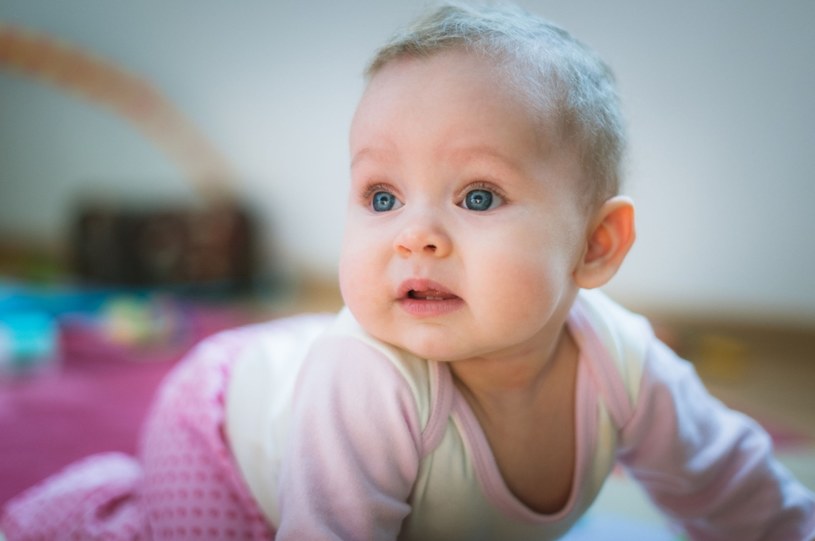 Pełzanie nie tylko wzmacnia mięśnie niemowlęcia, ale też rozwija jego wzrok /123RF/PICSEL