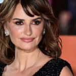 Penélope Cruz je uwielbia. Te sukienki to idealna inspiracja na jesień dla kobiet po 50-tce 