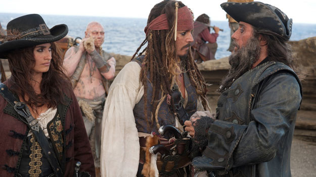 Penelope Cruz, Johnny Depp i Ian McShane w scenie z filmu "Piraci z Karaibów: Na nieznanych wodach" /materiały dystrybutora