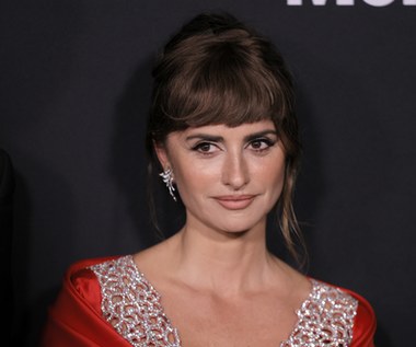 Penelope Cruz olśniewa. Krwiście czerwona stylizacja podkreśla jej urodę! 