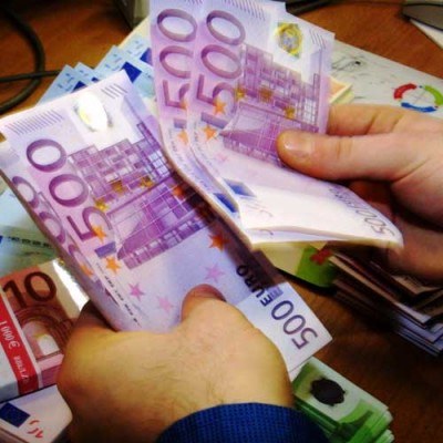 Pensja europosła to 8,5 proc. pensji sędziego unijnego Trybunału Sprawiedliwości /AFP