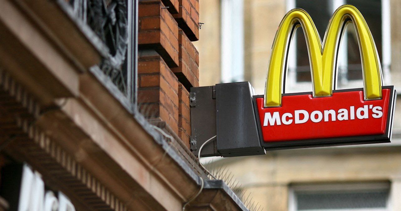 Pensje pracowników sieci McDonald's zależą nie tylko od stanowiska i stażu ale też lokalizacji fast foodu /BEN STANSALL /AFP