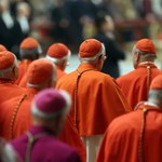 Pensje w Watykanie. Ile naprawdę zarabiają papież, kardynałowie i świeccy