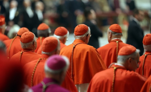 Pensje w Watykanie. Ile naprawdę zarabiają papież, kardynałowie i świeccy