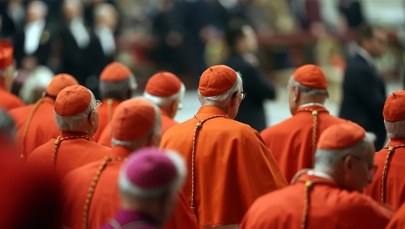 Pensje w Watykanie. Ile naprawdę zarabiają papież, kardynałowie i świeccy