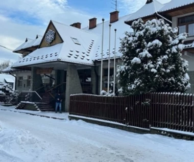 Pensjonat "akademii Ziobry" zamknięty na cztery spusty. Duże straty w szczycie sezonu