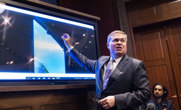 Pentagon pokazał nagrania niezidentyfikowanych obiektów w tracie przesłuchania nt. UFO