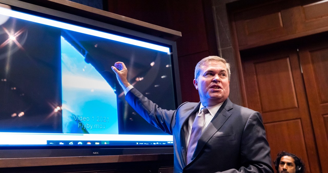 Pentagon pokazał nagrania niezidentyfikowanych obiektów w tracie przesłuchania nt. UFO