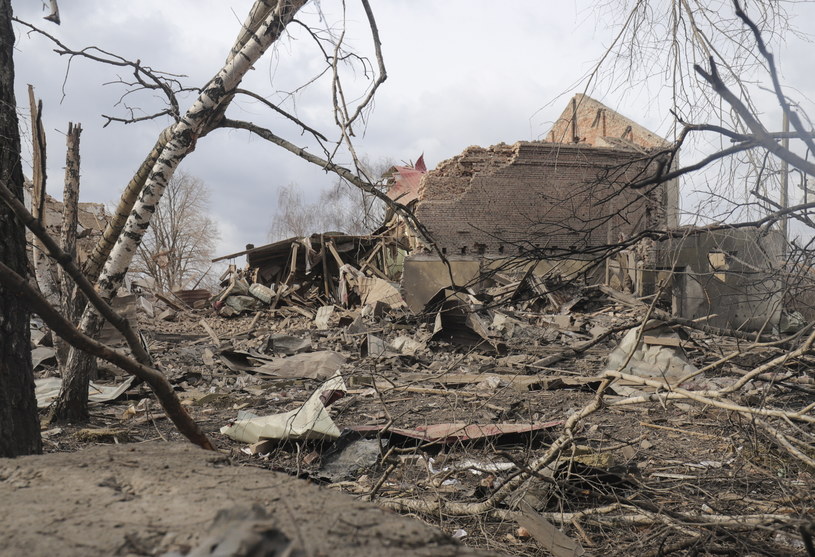 Pentagon: Rosja wystrzeliła już ponad 500 rakiet, kolumna pod Kijowem wciąż stoi /STR /PAP/EPA