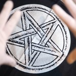 Pentagram i zwierzęce zwłoki w poznańskim forcie. Odbywały się tam rytuały satanistyczne?