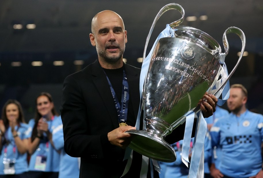 Pep Guardiola z pucharem za wygraną w Lidze Mistrzów z Manchesterem City /Martin Divisek /PAP/EPA