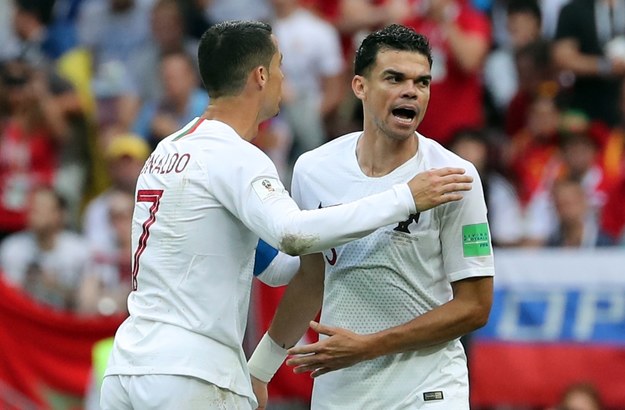 Pepe (po prawej) i Cristiano Ronaldo po końcowym gwizdku sędziego w meczu Portugalii z Marokiem /Abedin Taherkenareh   /PAP/EPA