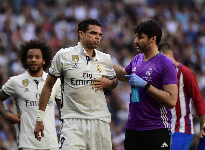 Pepe w towarzystwie klubowego fizjoterapeuty /AFP