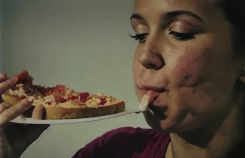 Pepperoni Hug Spot, czyli reklama wykonana przez sztuczną inteligencję. /Pizza Later /YouTube
