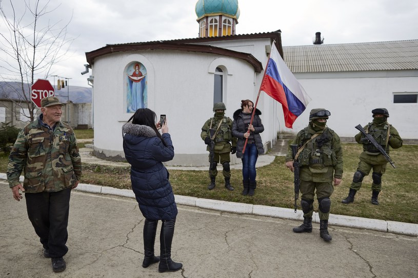 Perewalne. Prorosyjscy mieszkańcy oraz żołnierze na okupowanym Krymie /Pierre Crom /Getty Images