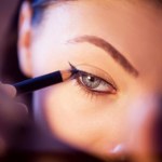 Perfekcyjny jesienny eyeliner. Jak malować kreskę, by nie rozmazała się pod wpływem wilgoci i tarcia szalika?