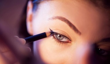 Perfekcyjny jesienny eyeliner. Jak malować kreskę, by nie rozmazała się pod wpływem wilgoci i tarcia szalika?