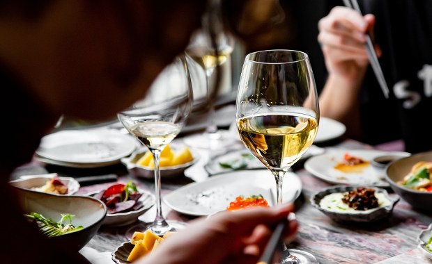 ​Perfidny trik w europejskich restauracjach. Turyści oszukiwani na "ekskluzywnym" winie