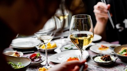 ​Perfidny trik w europejskich restauracjach. Turyści oszukiwani na "ekskluzywnym" winie