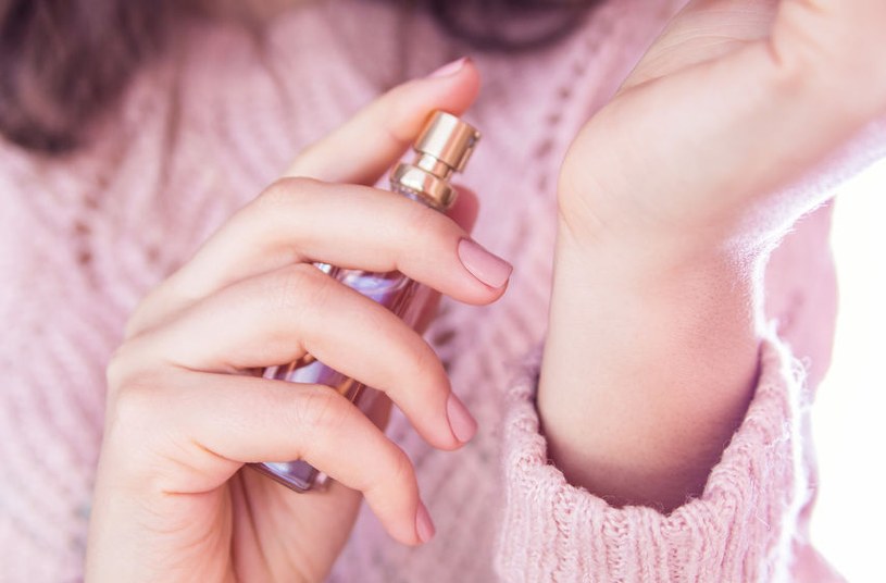 Perfumy aplikuj tylko w taki sposób. Dzięki temu utrzymają się na skórze znacznie dłużej