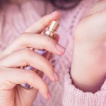 Perfumy aplikuj tylko w taki sposób. Dzięki temu utrzymają się na skórze znacznie dłużej