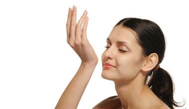 Perfumy damskie na jesień – polecane nuty zapachowe na chłodne dni