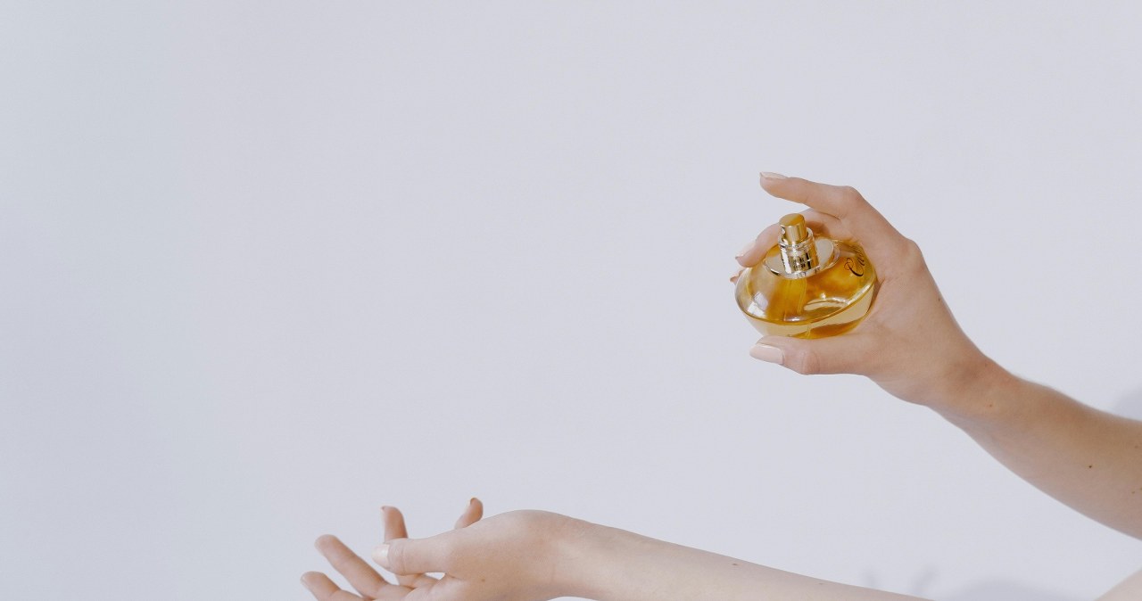 Perfumy o zapachu czystości świetnie sprawdzają się na co dzień /MART PRODUCTION /pexels.com