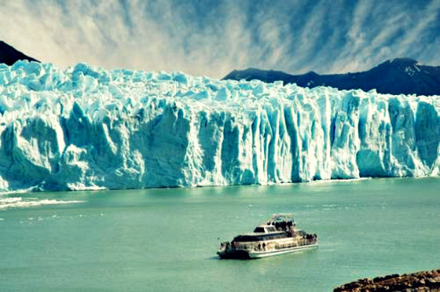 Perito Moreno warto zobaczyć także z daleka /East News