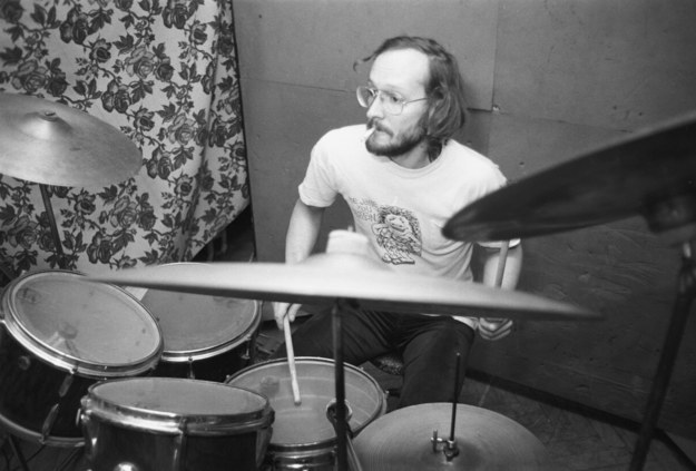 Perkusista Piotr Szkudelski na zdjęciu archiwalnym z 1982 roku /Maciej Belina Brzozowski /PAP