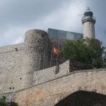 Perła średniowiecznej architektury. Ten zamek ma własną latarnię morską