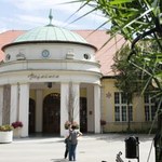 Perła uzdrowisk na Dolnym Śląsku. To dlatego przyciąga milion turystów rocznie 