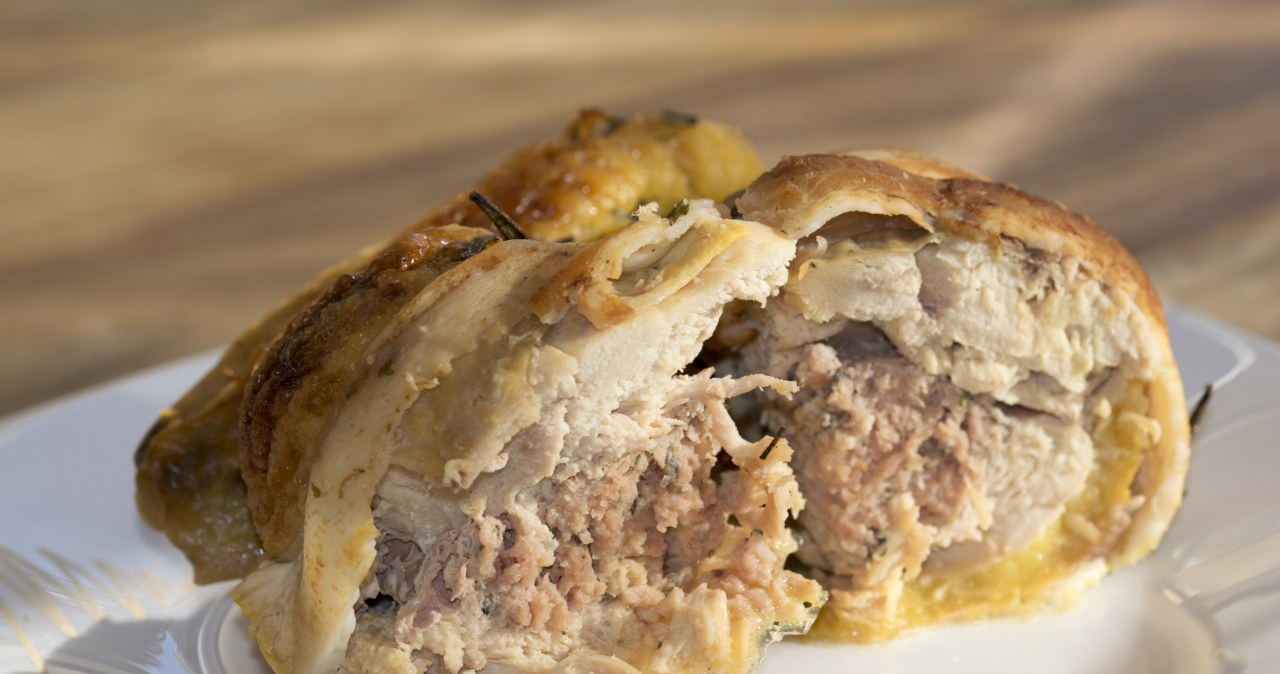 Perliczka faszerowana to eleganckie danie, która nie wymaga specjalnych umiejętności kulinarnych /salvo /123RF/PICSEL