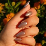Perłowe paznokcie z PRL-u znowu będą na topie? Hit w manicure na zimę 2026