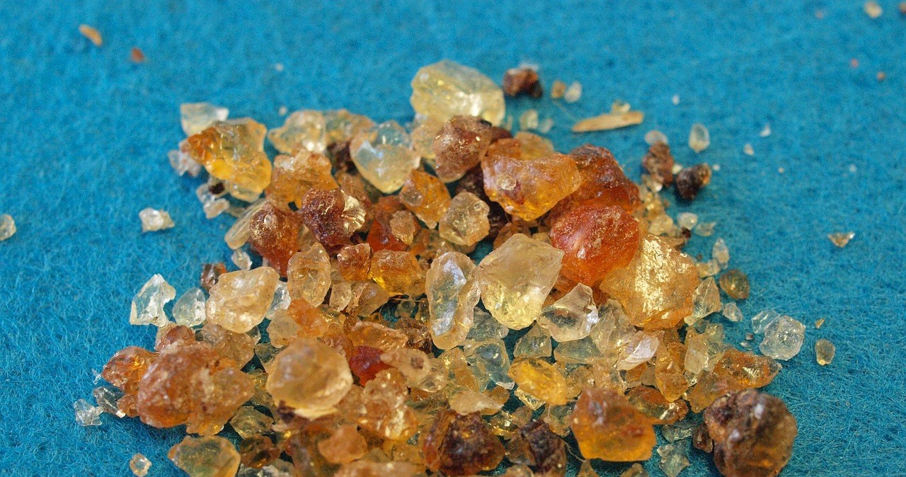 Персикова гума нагадує бурштин. Вона покращує травлення та омолоджує шкіру /pixabay.com