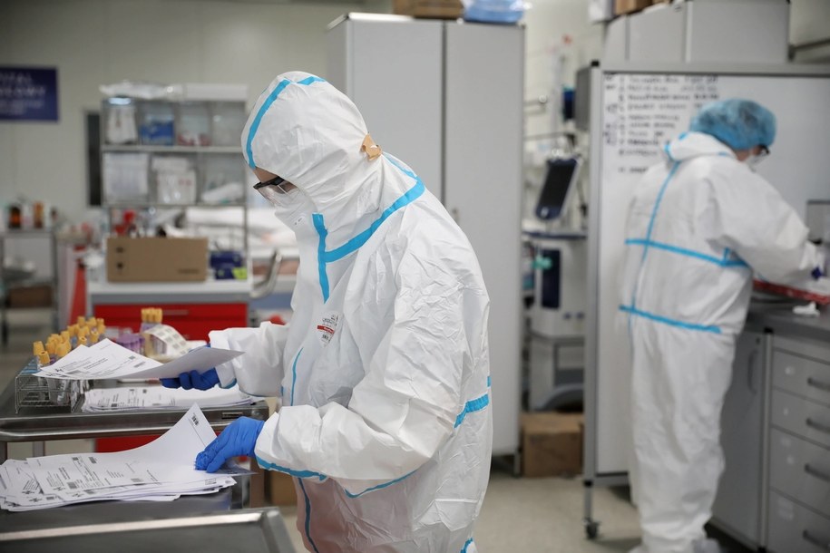 Personel medyczny na oddziale intensywnej terapii OIT w szpitalu modułowym dla chorych na Covid-19 na terenie Wojskowego Instytutu Medycznego w Warszawie, / 	Leszek Szymański    /PAP