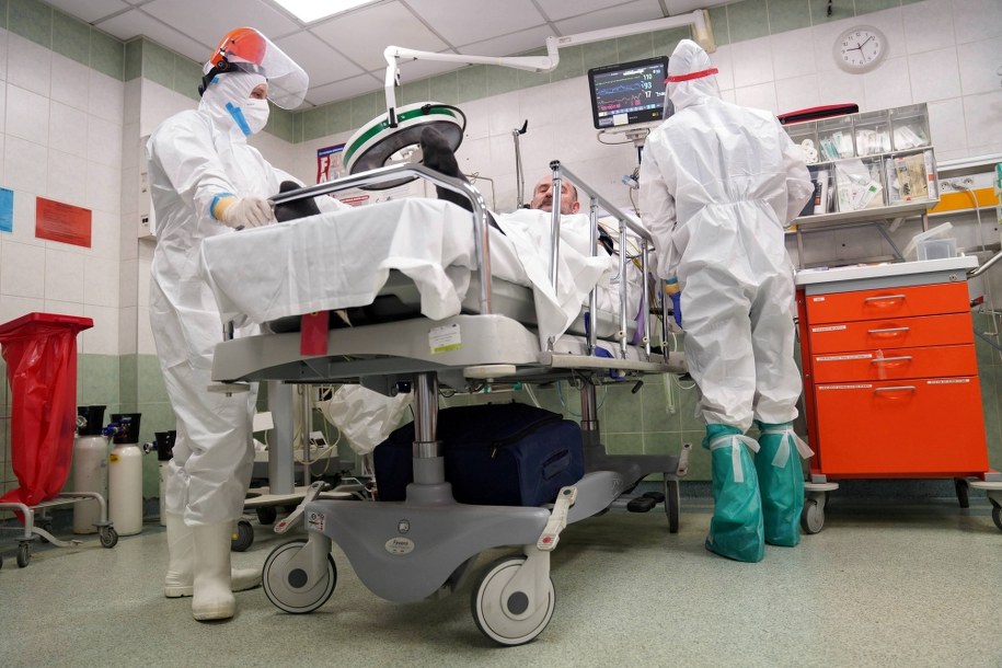 Personel medyczny na Oddziale Ratunkowym dla pacjentów z koronawirusem w jednoimiennym szpitalu zakaźnym CSK MSWiA w Warszawie /Leszek Szymański /PAP