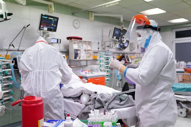 Personel medyczny na Oddziale Ratunkowym dla pacjentów z koronawirusem w jednoimiennym szpitalu zakaźnym CSK MSWiA w Warszawie / 	Leszek Szymański    /PAP