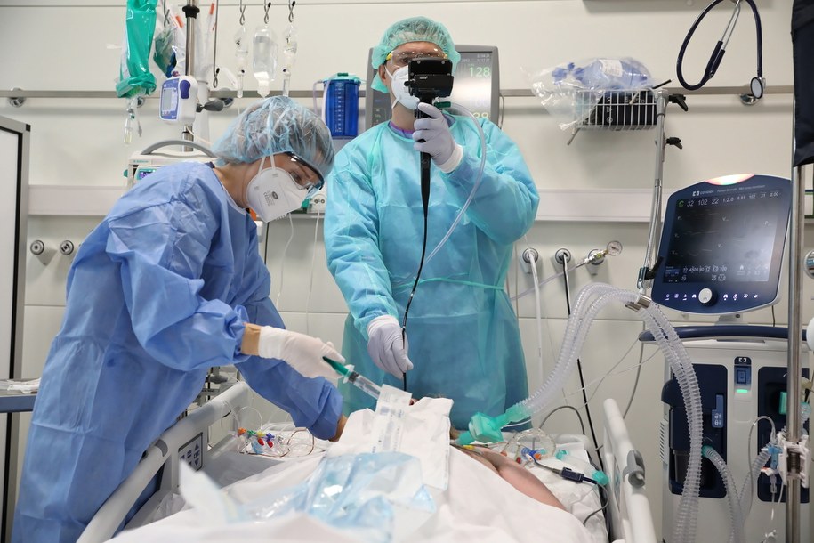 Personel medyczny oraz pacjenci z koronawirusem na oddziale intensywnej terapii OIT Szpitala Modułowego Wojskowego Instytutu Medycznego w Warszawie / 	Leszek Szymański    /PAP