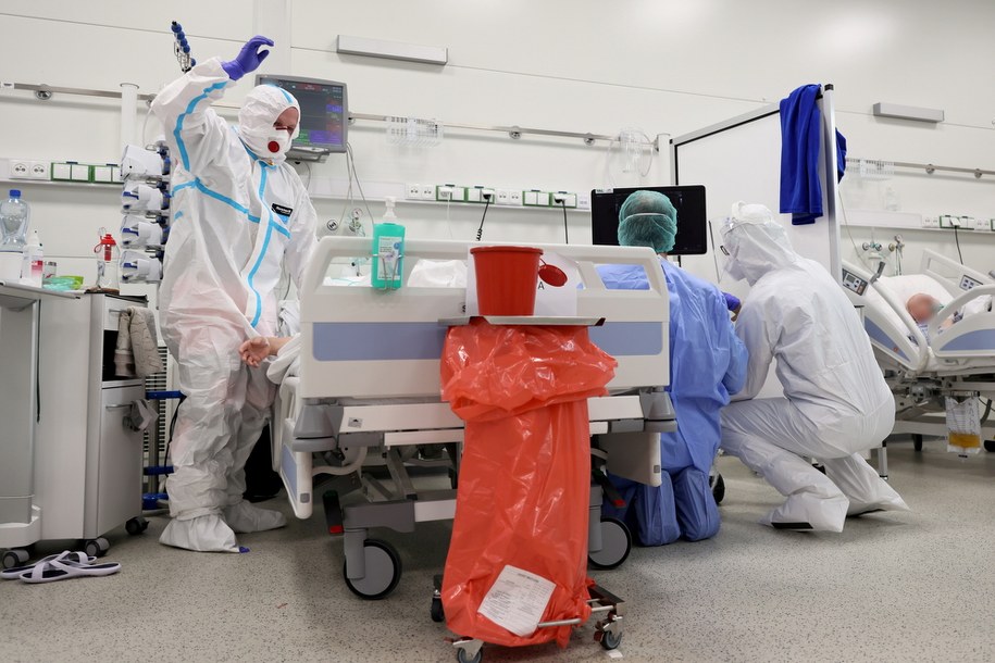 Personel medyczny oraz pacjenci z koronawirusem w Szpitalu Modułowym Wojskowego Instytutu Medycznego w Warszawie / 	Leszek Szymański    /PAP