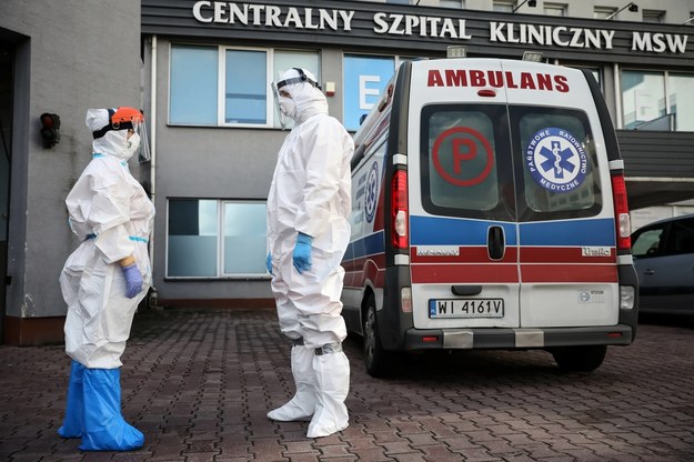 Personel medyczny przed Szpitalnym Oddziałem Ratunkowym Centralnego Szpitala Klinicznego MSWiA w Warszawie / 	Leszek Szymański    /PAP