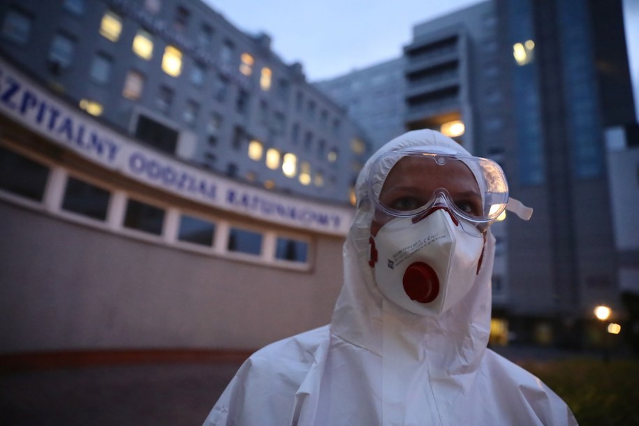 Personel medyczny Szpitalnego Oddziału Ratunkowego podczas pracy w szpitalu MSWiA w Warszawie /Leszek Szymański /PAP/EPA