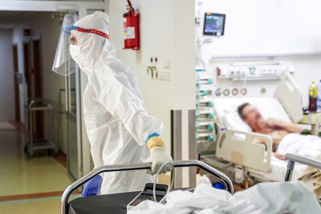 Personel medyczny w szpitalnym oddziale ratunkowym dla pacjentów z koronawirusem w jednoimiennym szpitalu zakaźnym CSK MSWiA w Warszawi /Leszek Szymański /PAP