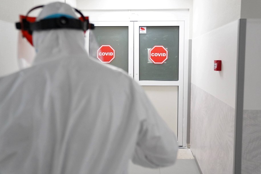 Personel medyczny w szpitalnym oddziale ratunkowym dla pacjentów z koronawirusem w jednoimiennym szpitalu zakaźnym CSK MSWiA w Warszawie /Leszek Szymański /PAP