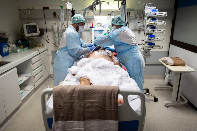 Personel medyczny zajmuje się chorym na COVID-19 /AFP