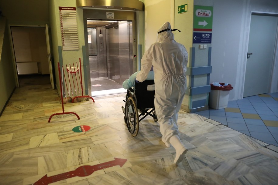 Personel podczas pracy na Oddziale Chorób Wewnętrznych i Hepatologii Szpitala MSWiA w Warszawie /Leszek Szymański /PAP