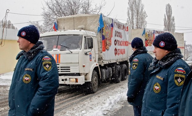 Personel rosyjskiego ministerstwa ds. sytuacji nadzwyczajnych przy ciężarówkach z rosyjską "pomocą humanitarną" dla ukraińskiego Doniecka /ALEXANDER ERMOCHENKO /PAP/EPA