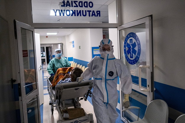 Personel transportuje pacjenta z Covid-19 na oddział ratunkowy szpitala w Bochni /AA/ABACA /PAP/Abaca